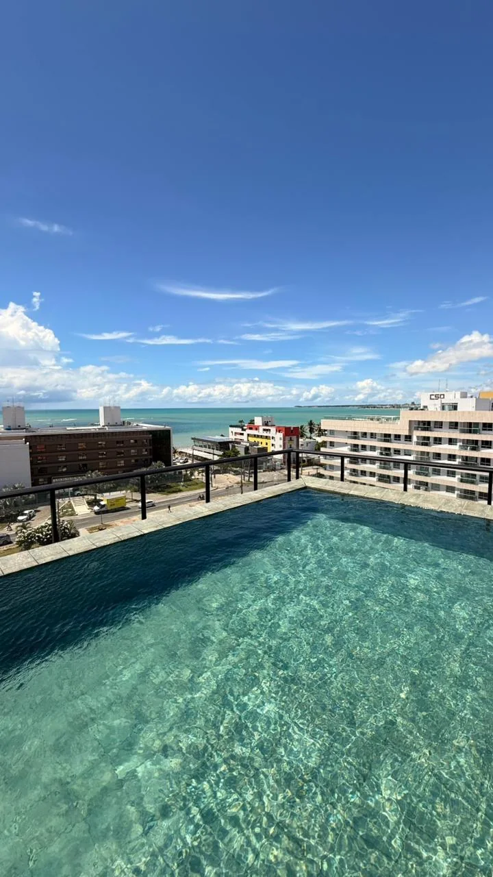 Piscina na cobertura com vista panorâmica
